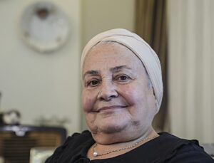 DEVLET KORUMASINDAKİ ÇOCUKLARA ADANAN ÖMÜRLER – Kimsesiz bebeğin parmağını tutmasıyla başlayan gönüllü anneliği 30 yıldır sürüyor