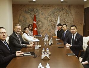 Dışişleri Bakan Yardımcısı Gümrükçü, Hanwha Grup şirketinin Küresel Stratejiden Sorumlu Yöneticisi Wong ile görüştü