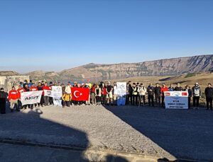Doğaseverler ve dağcılar Nemrut Kalderası Milli Parkı’nda yürüyüş ve zirve tırmanışı yaptı