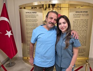 Dr. Ezgi Yıldırım doğduğu Kozan Devlet Hastanesi’nde babasının yanında göreve başladı