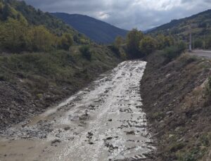 DSİ, Samsun Yakakent’te dere yataklarını taşkın riskine karşı temizliyor