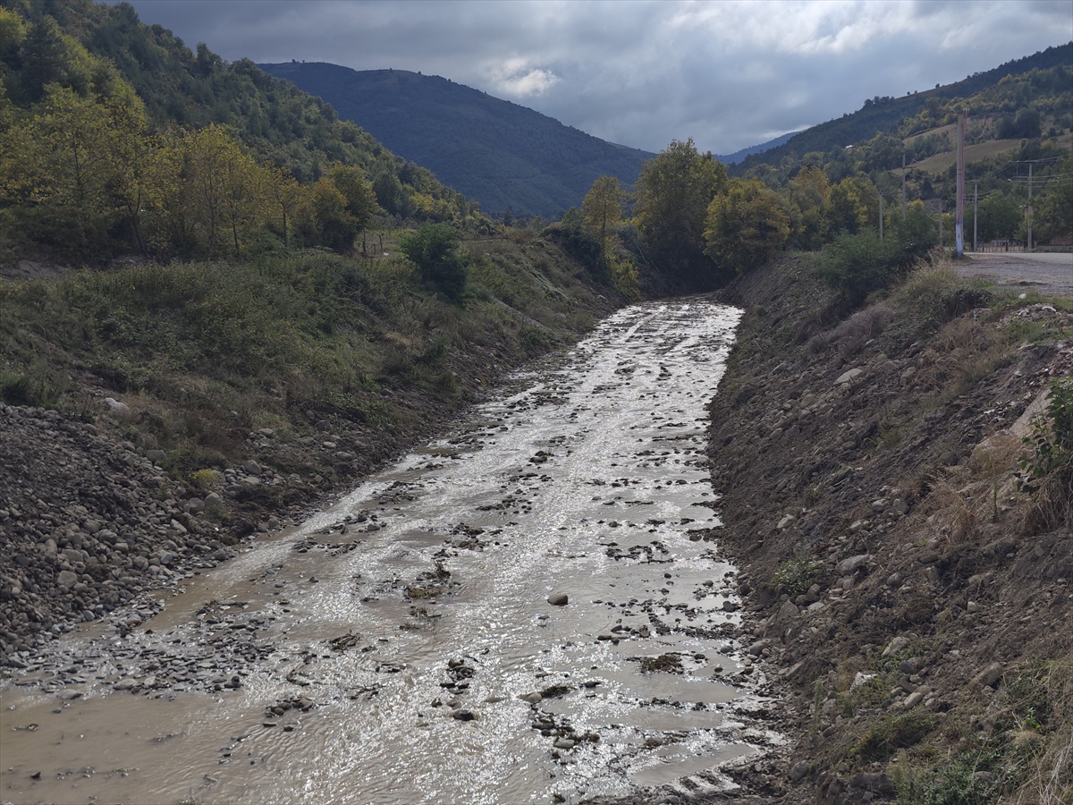 DSİ, Samsun Yakakent’te dere yataklarını taşkın riskine karşı temizliyor