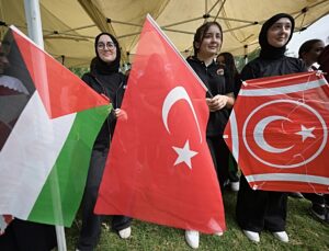 Düzce Gölyaka’da öğrenciler, Gazze’deki çocuklar için uçurtmaları gökyüzüne bıraktı
