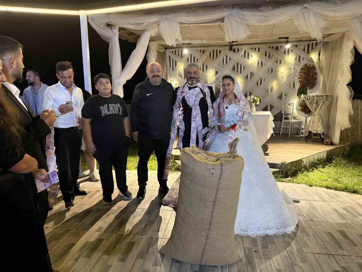 Düzce’de esnaf yakınları damada takı yerine bir çuval fındık hediye etti.