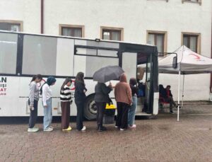 Düzce’de öğrenciler ve yurt personeli Kızılay için gönüllü kan bağışladı