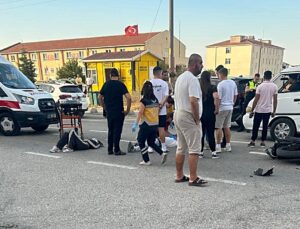 Edirne Keşan’da otomobille çarpışan motosikletin kaza anı kamerada, 2 kişi yaralandı