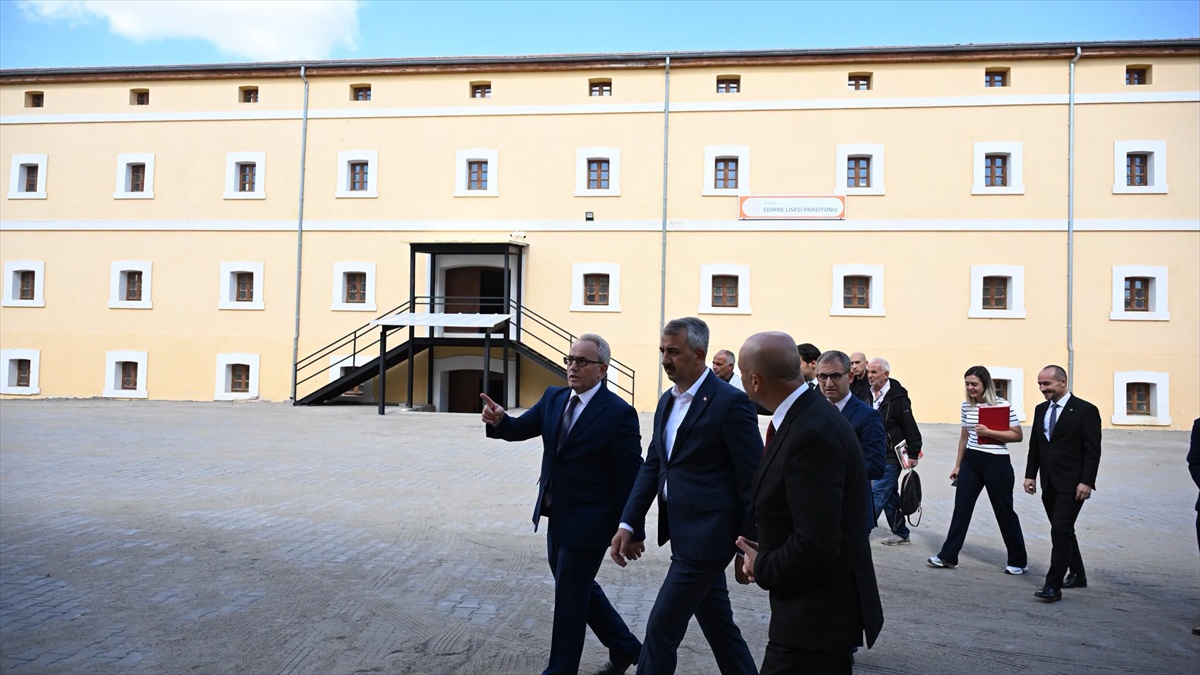 Edirne Valisi Sezer, öğrencilere açılacak eski Tekel binalarını inceledi
