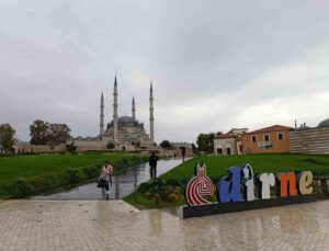 Edirne’de yağış hayatı etkiledi, kentte sıcaklık 16 derece ölçüldü