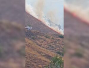 Elazığ Palu’da Güllüce Köyü’nün dağlık kesiminde arazi yangınına müdahale sürüyor