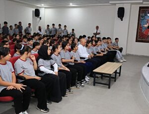 Elazığ’da İl Milli Eğitim Müdürü Aziz Gün, LGS’ye hazırlanan öğrencilerle buluştu