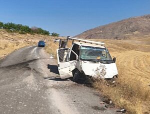 Elazığ’da kamyonet ile otomobilin çarpıştığı kazada 2 kişi öldü, 4 kişi yaralandı