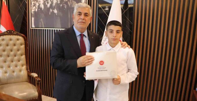 Elazığ’ı temsilen yarışan Ahmet Akdeniz hafızlıkta bölge birincisi oldu