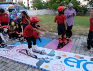 Erzincan’da ilkokul öğrencileri okul bahçesindeki 20 metrelik pistte kayakla tanıştı