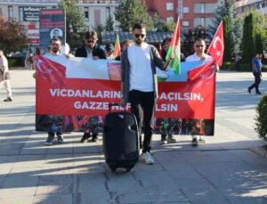 Erzurum’da sağlıkçılar ve vatandaşlar Gazze için 150 haftadır sessiz yürüyor