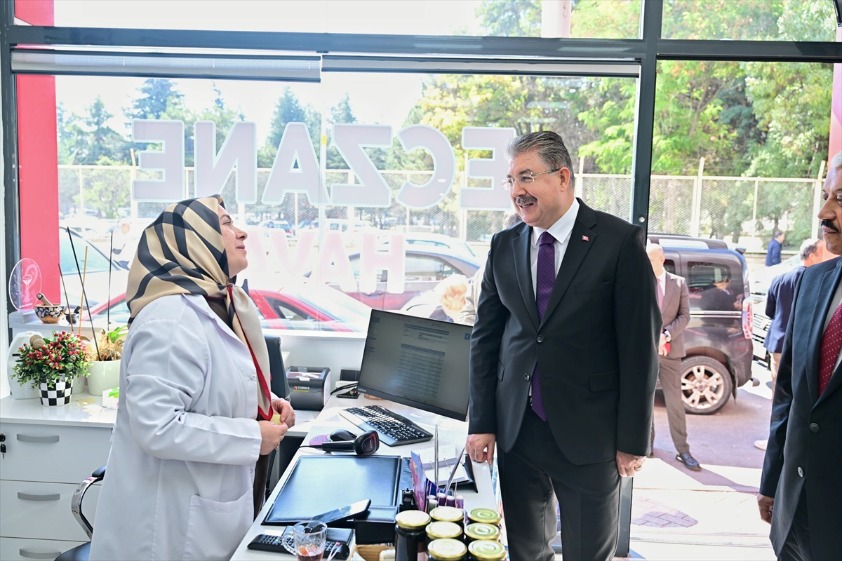 Eskişehir Valisi Yılmaz, Dünya Eczacılar Günü’nde pazar esnafı ve eczacılarla buluştu