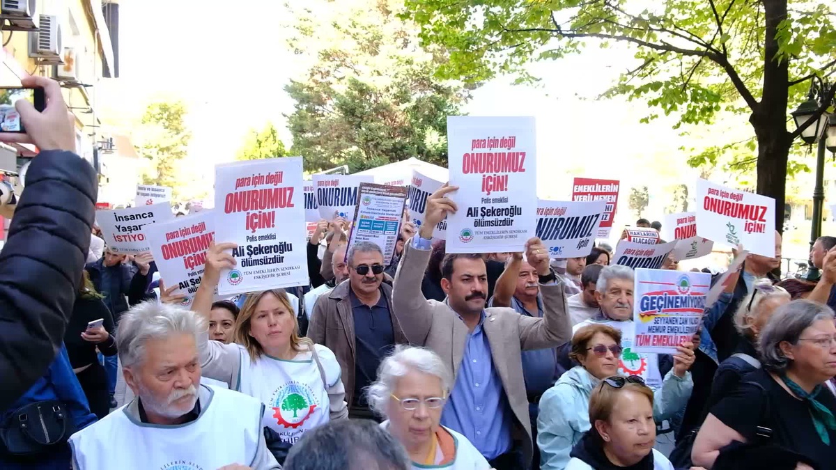 Eskişehir’de emekliler, AYM önünde yaşamını yitiren emekli polis için yürüdü
