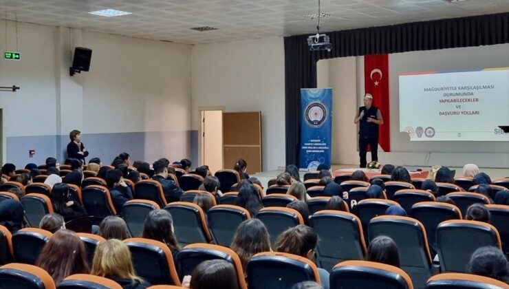 Eskişehir’de Emniyet, iki lisede 340 öğrenci ve 15 öğretmene siber suç eğitimi verdi