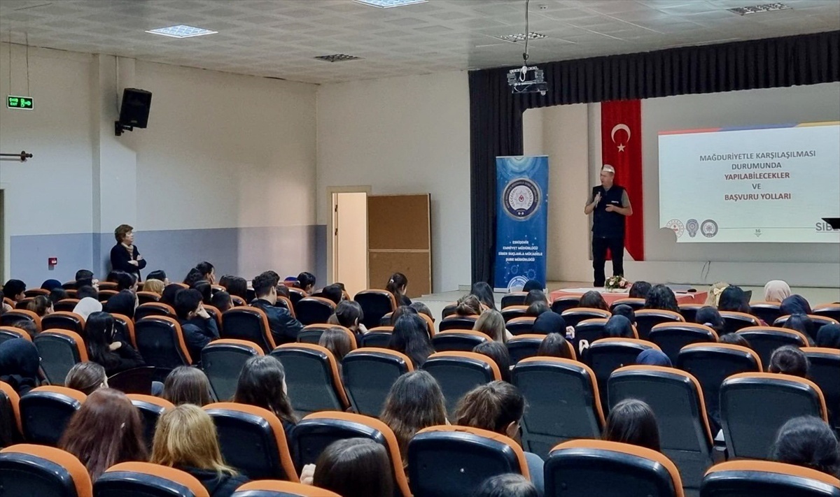 Eskişehir’de Emniyet, iki lisede 340 öğrenci ve 15 öğretmene siber suç eğitimi verdi
