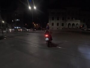 Eskişehir’de yolu şaşıran motosikletli ters yöne girdi, anlar kask kamerasında