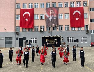 Espiye’de İlköğretim Haftası töreninde 4’üncü sınıflar yeni öğrencilere çiçek verdi