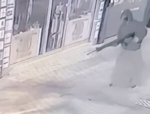 Etek giyip iş yerini kurşunladı