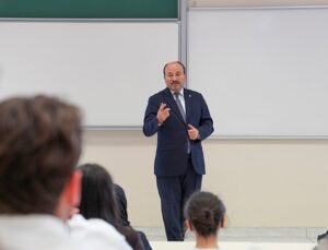 ETÜ’de ilk dersi veren Rektör Çakmak, ‘Terörsüz Türkiye’ hedefini anlattı