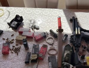 Ev sahibi çifti öldüren kiracının evinden çok sayıda silah çıktı