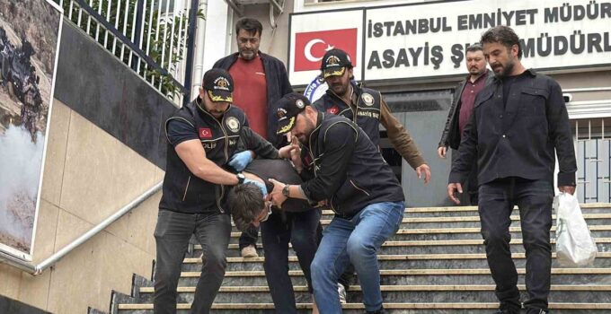 Eyüpsultan Camii’nde havaya ateş açılması olayında 2 şüpheli adliyeye sevk edildi