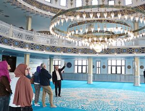 Fransa Roubaix’de 8 kubbeli Eyüp Sultan Camisi, Açık Kapı Günleri’nde ziyarete açıldı