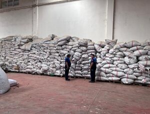 Gaziantep Nurdağı’nda 70 ton saplı biber çöpü ele geçirilip imha edildi