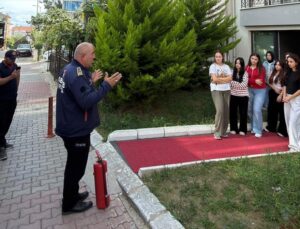 Gerze Belediyesi itfaiyesi, öğrencilerin kaldığı apart otelde tahliye tatbikatı yaptı
