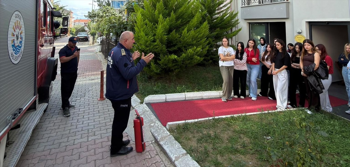 Gerze Belediyesi itfaiyesi, öğrencilerin kaldığı apart otelde tahliye tatbikatı yaptı