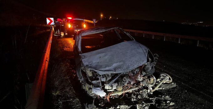 Hacılar’da Motosiklet-Otomobil Çarpıştı: 2 Yaralı, Araçlar Alev Aldı