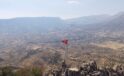 Hakkari Derecik’te yıpranan Türk bayrağı gazeteci tarafından yenilendi