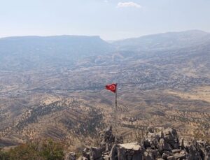 Hakkari Derecik’te yıpranan Türk bayrağı gazeteci tarafından yenilendi