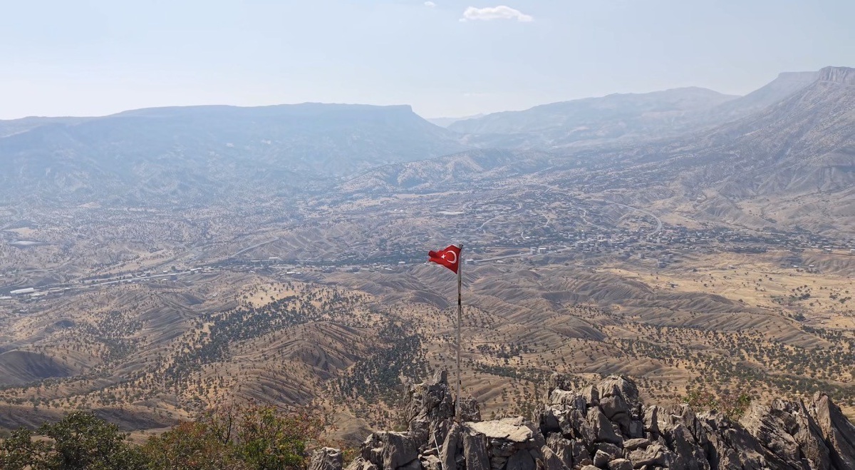 Hakkari Derecik’te yıpranan Türk bayrağı gazeteci tarafından yenilendi