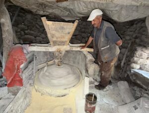 Hakkari Yüksekova’da yaklaşık 1,5 asırlık değirmeni Hüseyin Kartal 47 yıldır işletiyor.
