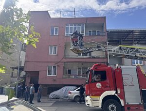 Hastanede yatmamak için direnen psikiyatri hastası polisin balkondan müdahalesiyle yakalandı