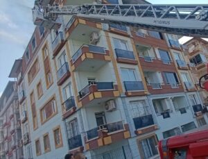 Hatay Antakya’da 5 katlı apartmanın son katındaki dairede yangın söndürüldü