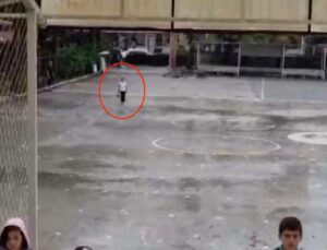 Hatay Dörtyol’da öğrenci Asel Mina yağmurda İstiklal Marşı’na eşlik edip takdir topladı