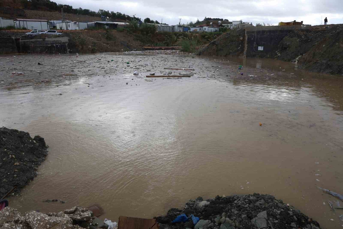 Hatay’da şiddetli yağış dereyi taşırdı, Antakya’da yol toprak kaymasıyla kapandı
