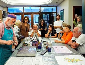 Huzurevi sakinleri Hikmet Barutçugil’in atölyesinde ebru çalışması yaptı