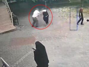 İmam ve müezzin cami kapısında tekme tokat kavga etti