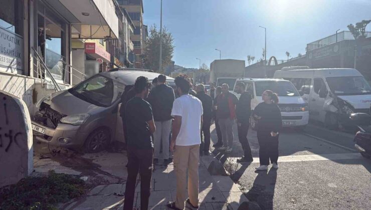 İstanbul Arnavutköy’de hafif ticari araç servis aracıyla çarpışıp kaldırıma çıktı