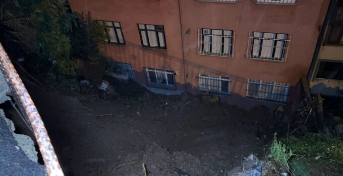 İstanbul Eyüpsultan’da sağanak sonrası toprak kayması, 25 kişi tahliye edildi