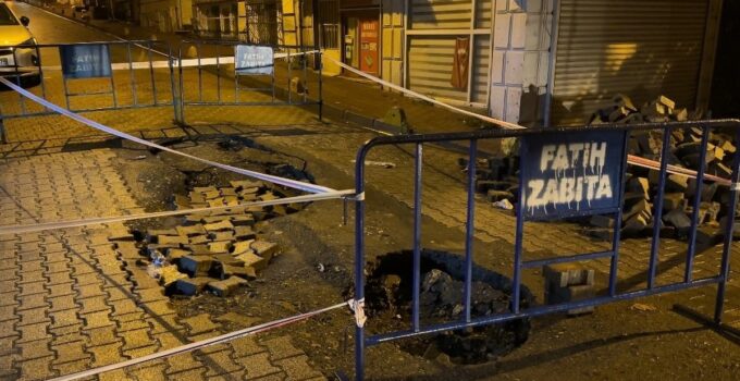 İstanbul Fatih’te sağanak sonrası çöken yolda kamyon ve otomobil çukura düştü