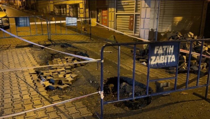 İstanbul Fatih’te sağanak sonrası çöken yolda kamyon ve otomobil çukura düştü