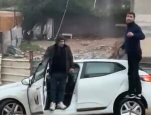 İstanbul Sultanbeyli’de çöken yolda tekerleği saplanan otomobil çekiciyle kurtarıldı