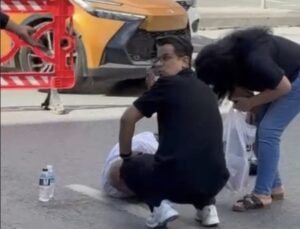 İstanbul Sultangazi’de elektrikli scooterın çarptığı yaya hastaneye kaldırıldı