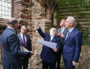 İstanbul Valisi Gül, Hatice Sultan Sıbyan Mektebi’ndeki restorasyonu inceledi